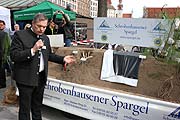 Peter Strobl, Geschäftsführer des Spargelerzeugerverbands, giB auch gerne wieder Auskünfte über den Spargelanbau (©Foto: Martin Schmitz)